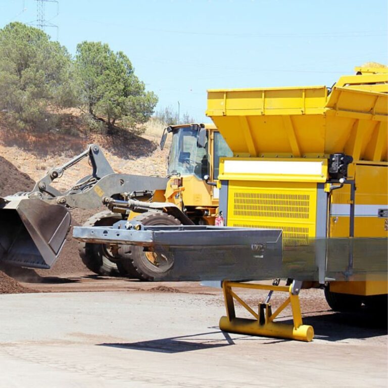 Un broyeur a bois industriel en action